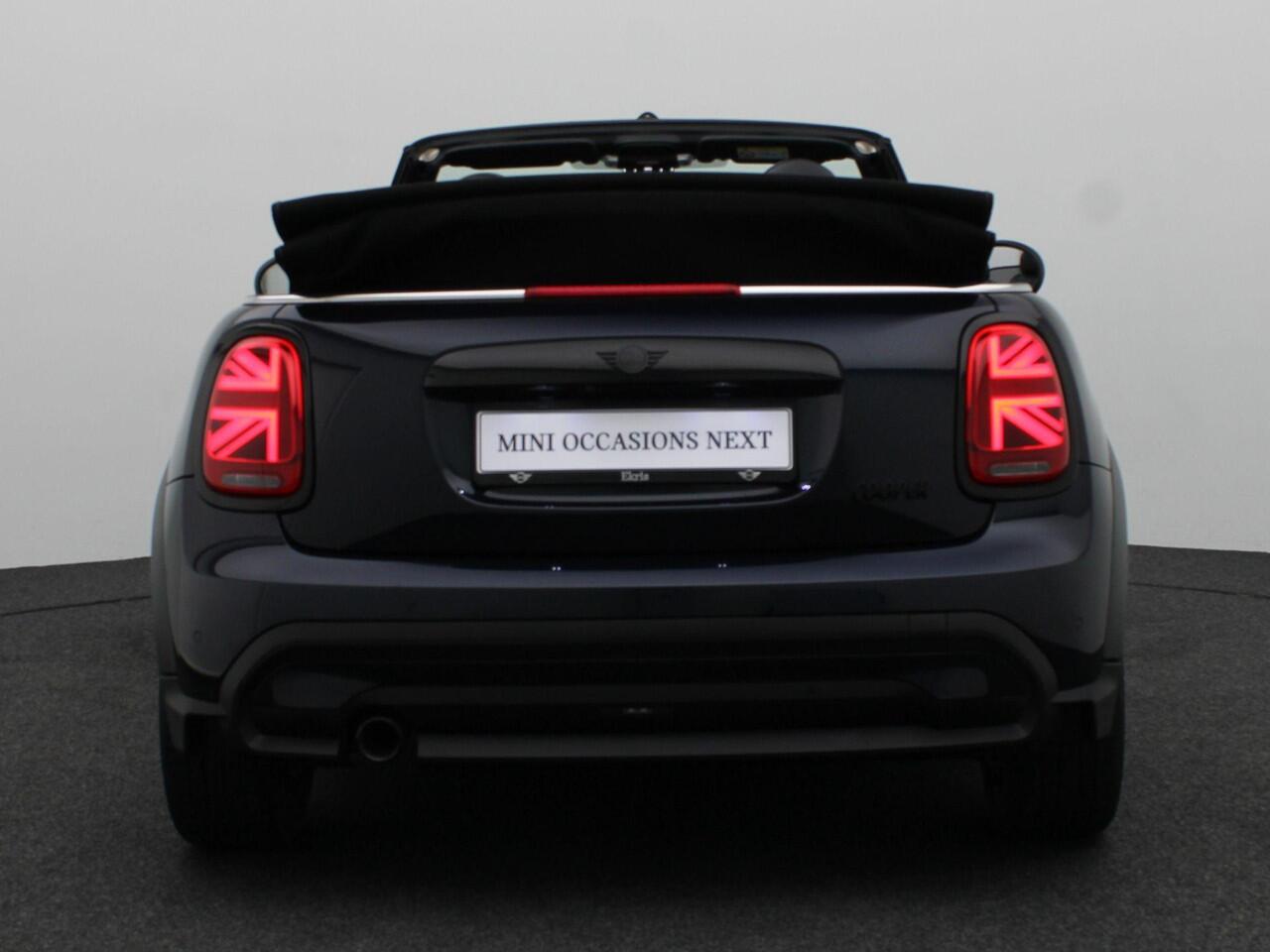 Mini COOPER Cabrio Business Edition + Classic Uitvoering + Comfort Plus Pakket + Driving Assistant Pakket + Connected Navigation Pakket + Stuurwielrand Verwarmd + Windscherm + 17''