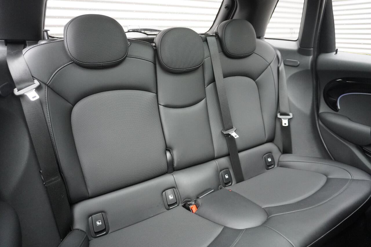 Mini COOPER 5-deurs John Cooper Works Uitvoering | Comfort Plus Pakket | Glazen panoramadak | Elektrisch verwarmde voorstoelen | Cruise Control | Stuurwielrand verwarmd | Lentevoordeel