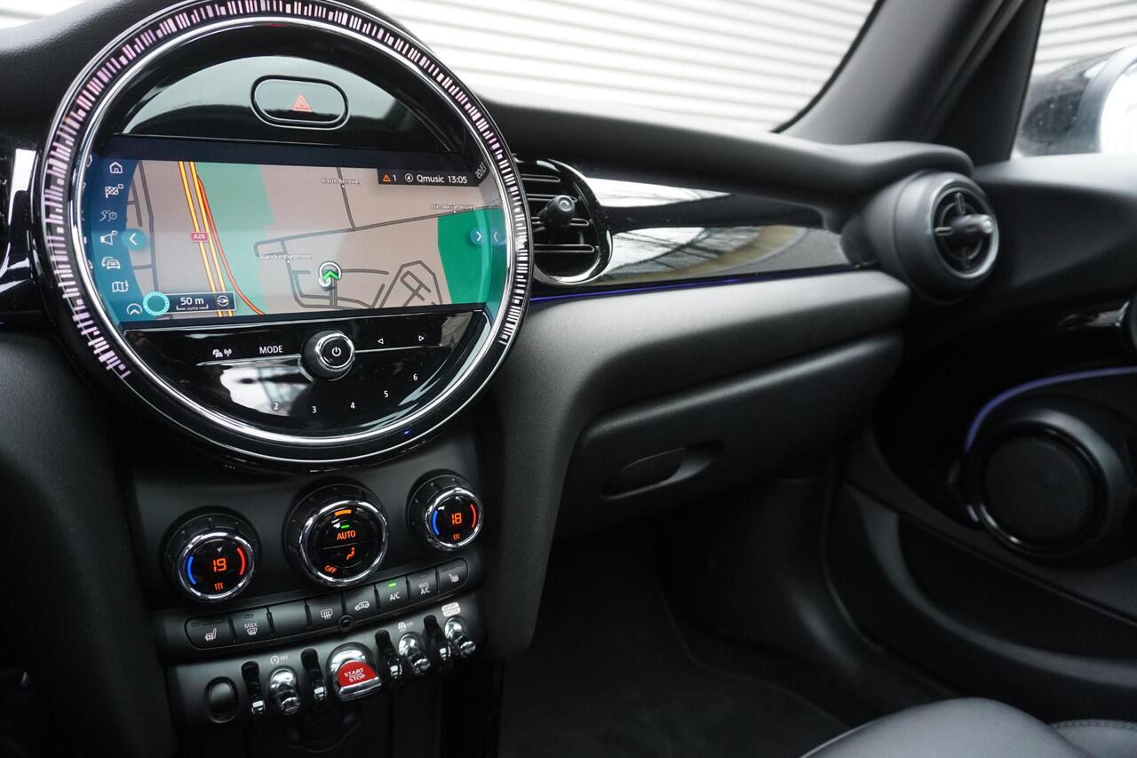 Mini COOPER 5-deurs John Cooper Works Uitvoering | Comfort Plus Pakket | Glazen panoramadak | Elektrisch verwarmde voorstoelen | Cruise Control | Stuurwielrand verwarmd | Lentevoordeel