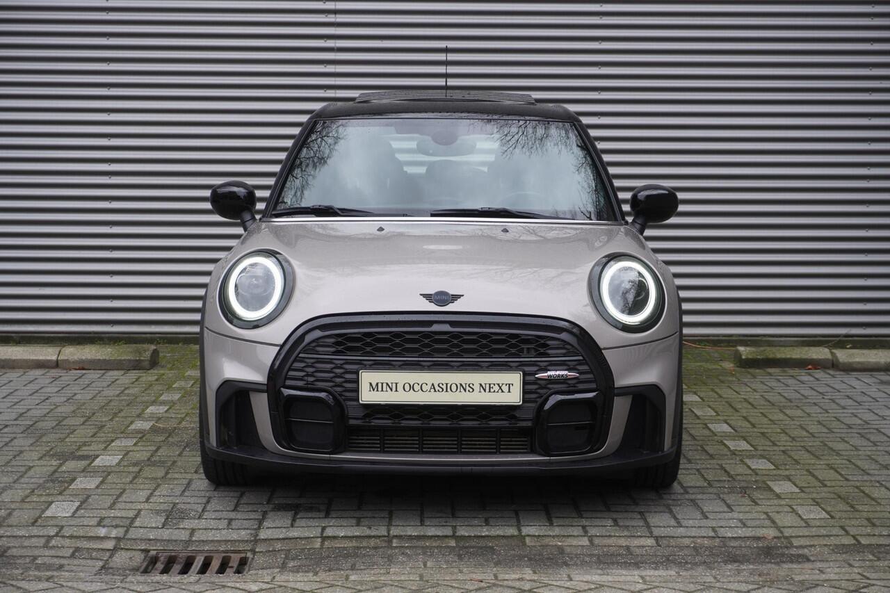 Mini COOPER 5-deurs John Cooper Works Uitvoering | Comfort Plus Pakket | Glazen panoramadak | Elektrisch verwarmde voorstoelen | Cruise Control | Stuurwielrand verwarmd | Lentevoordeel
