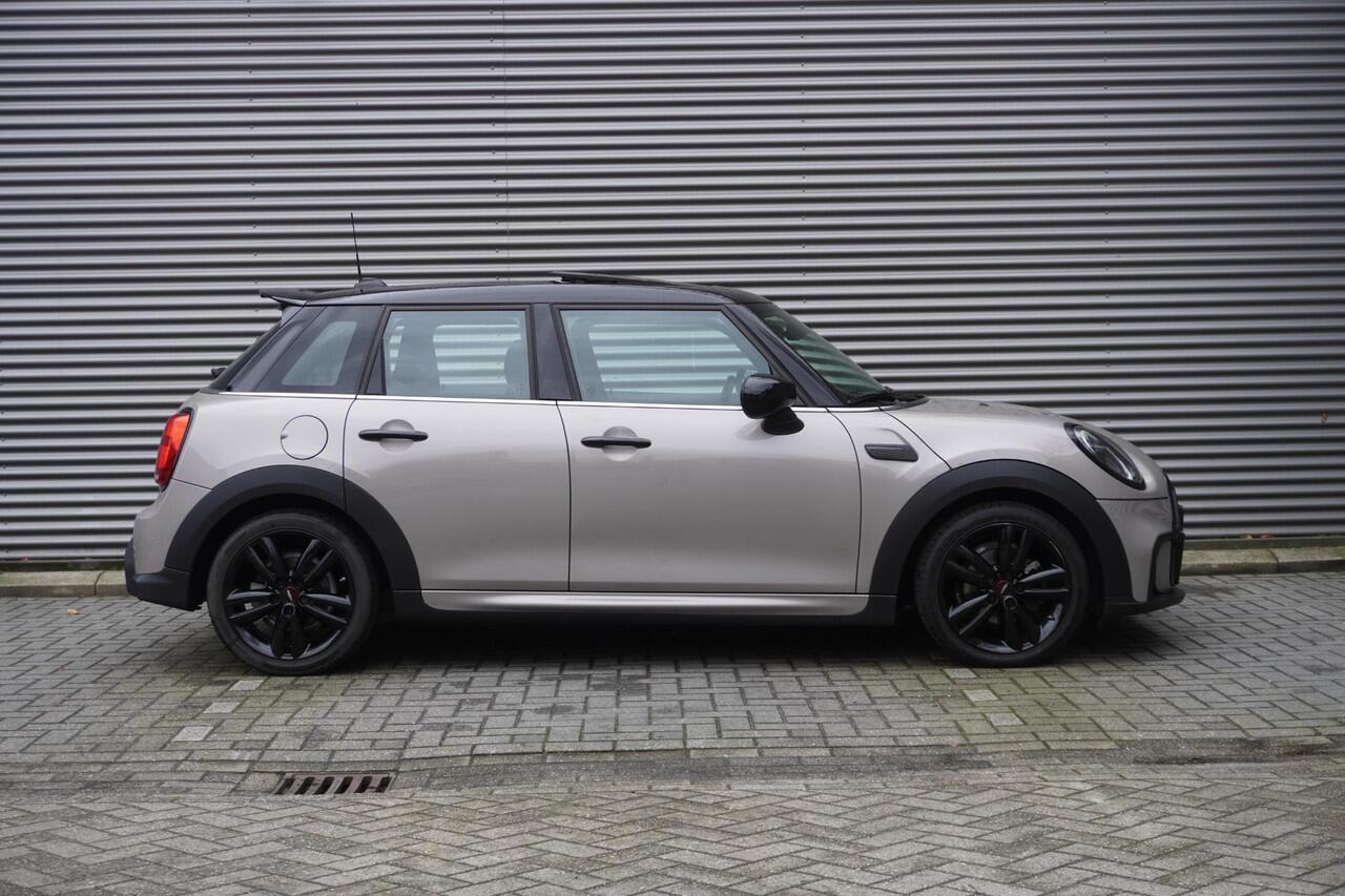 Mini COOPER 5-deurs John Cooper Works Uitvoering | Comfort Plus Pakket | Glazen panoramadak | Elektrisch verwarmde voorstoelen | Cruise Control | Stuurwielrand verwarmd | Lentevoordeel