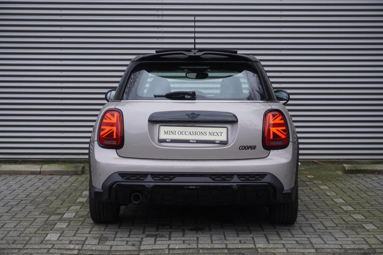 Mini COOPER 5-deurs John Cooper Works Uitvoering | Comfort Plus Pakket | Glazen panoramadak | Elektrisch verwarmde voorstoelen | Cruise Control | Stuurwielrand verwarmd | Lentevoordeel