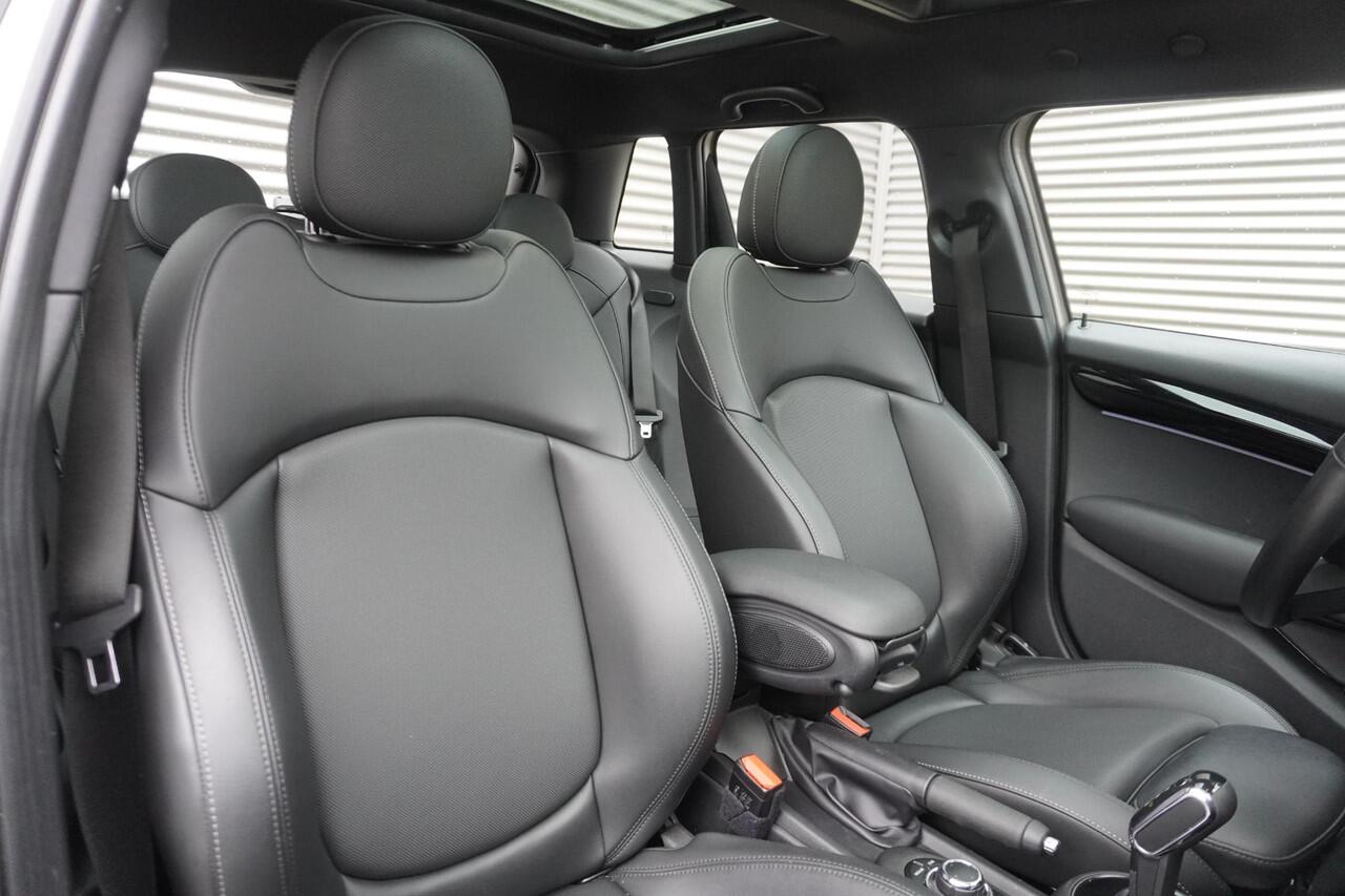 Mini COOPER 5-deurs John Cooper Works Uitvoering | Comfort Plus Pakket | Glazen panoramadak | Elektrisch verwarmde voorstoelen | Cruise Control | Stuurwielrand verwarmd | Lentevoordeel