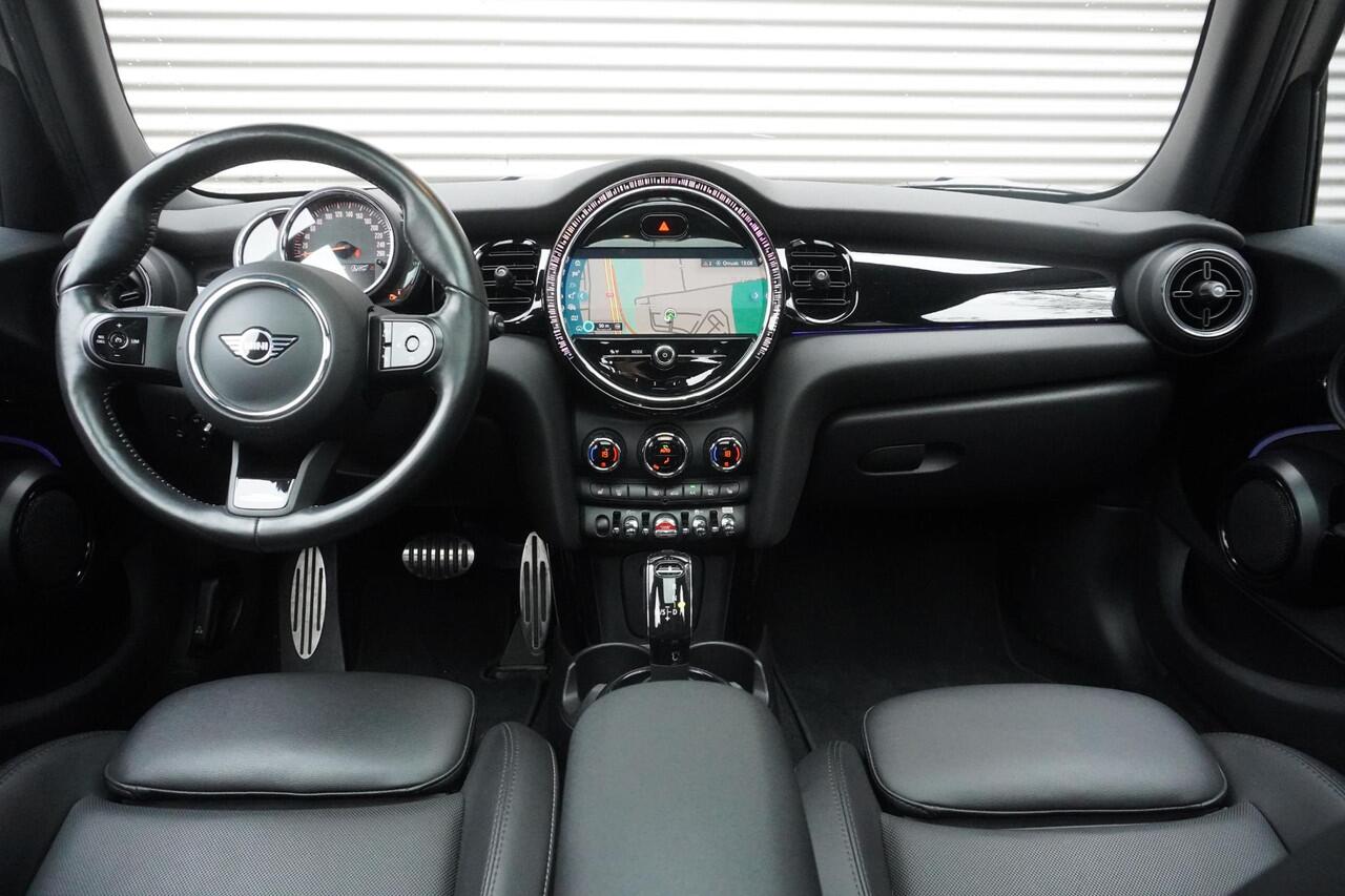 Mini COOPER 5-deurs John Cooper Works Uitvoering | Comfort Plus Pakket | Glazen panoramadak | Elektrisch verwarmde voorstoelen | Cruise Control | Stuurwielrand verwarmd | Lentevoordeel