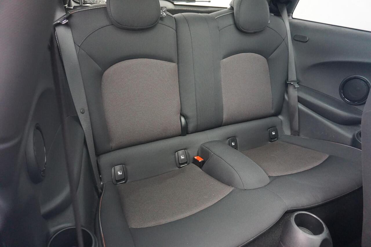 Mini COOPER 3-deurs Essential Uitvoering | Panoramadak | Navigatie | Cruise Control | Led-Koplampen