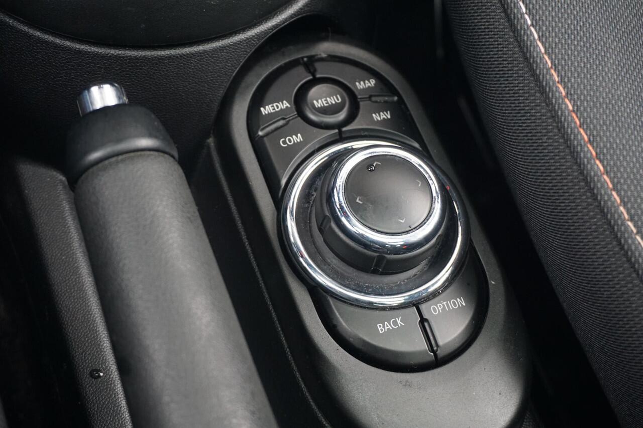 Mini COOPER 3-deurs Essential Uitvoering | Panoramadak | Navigatie | Cruise Control | Led-Koplampen
