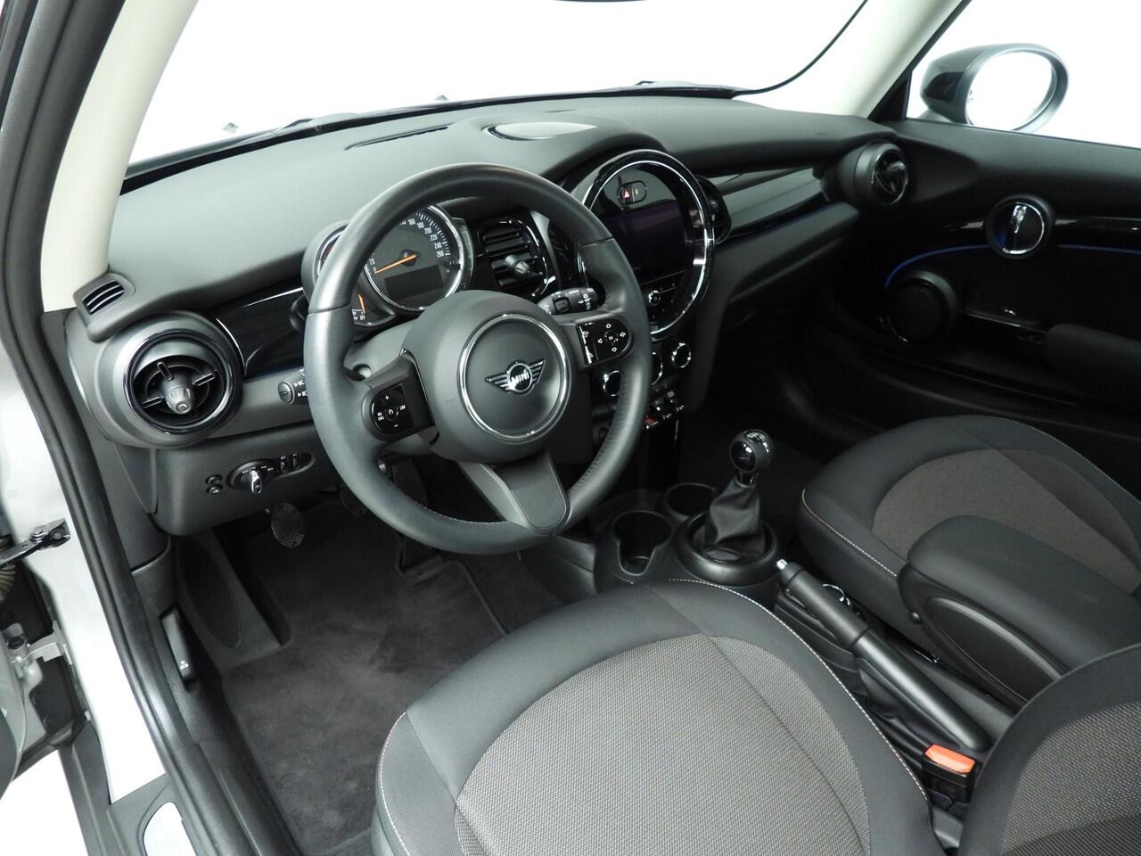 Mini COOPER 3-deurs Handgeschakeld / LED / DAB / PDC / Climate / Cruise / Navi / Alu wielen 17 inch