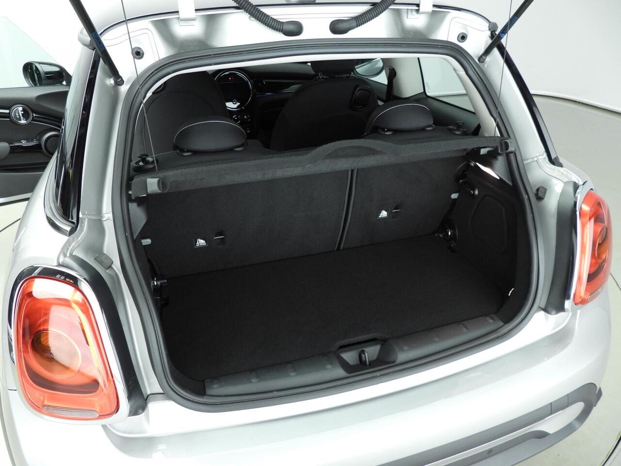 Mini COOPER 3-deurs Handgeschakeld / LED / DAB / PDC / Climate / Cruise / Navi / Alu wielen 17 inch