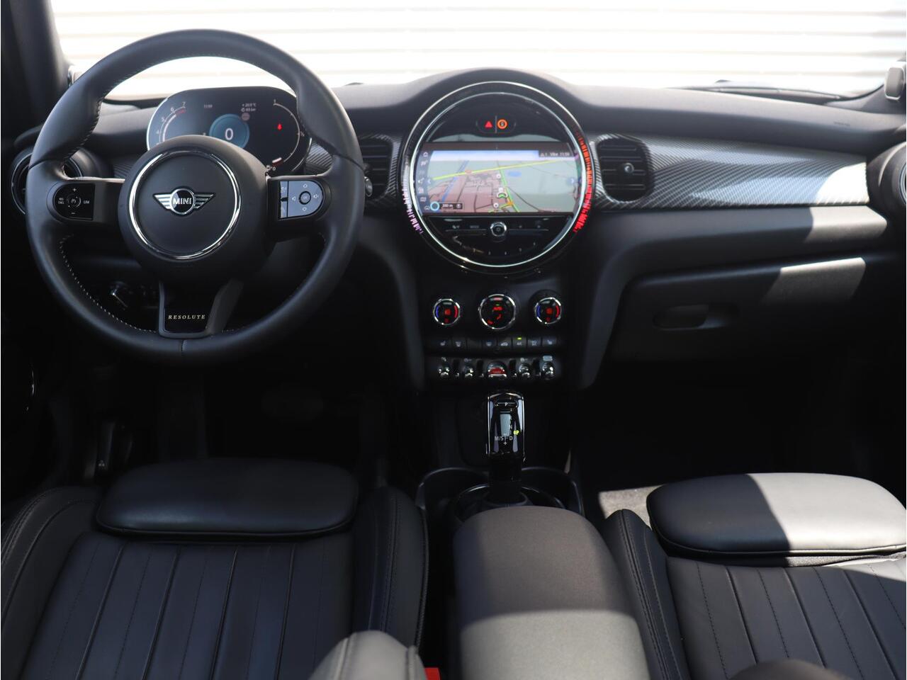 Mini COOPER 5-deurs | Resolute Edition + Panodak + Harman Kardon + Camera + Sportstoelen + Getint Glas + Apple Carplay + 18'' LMV