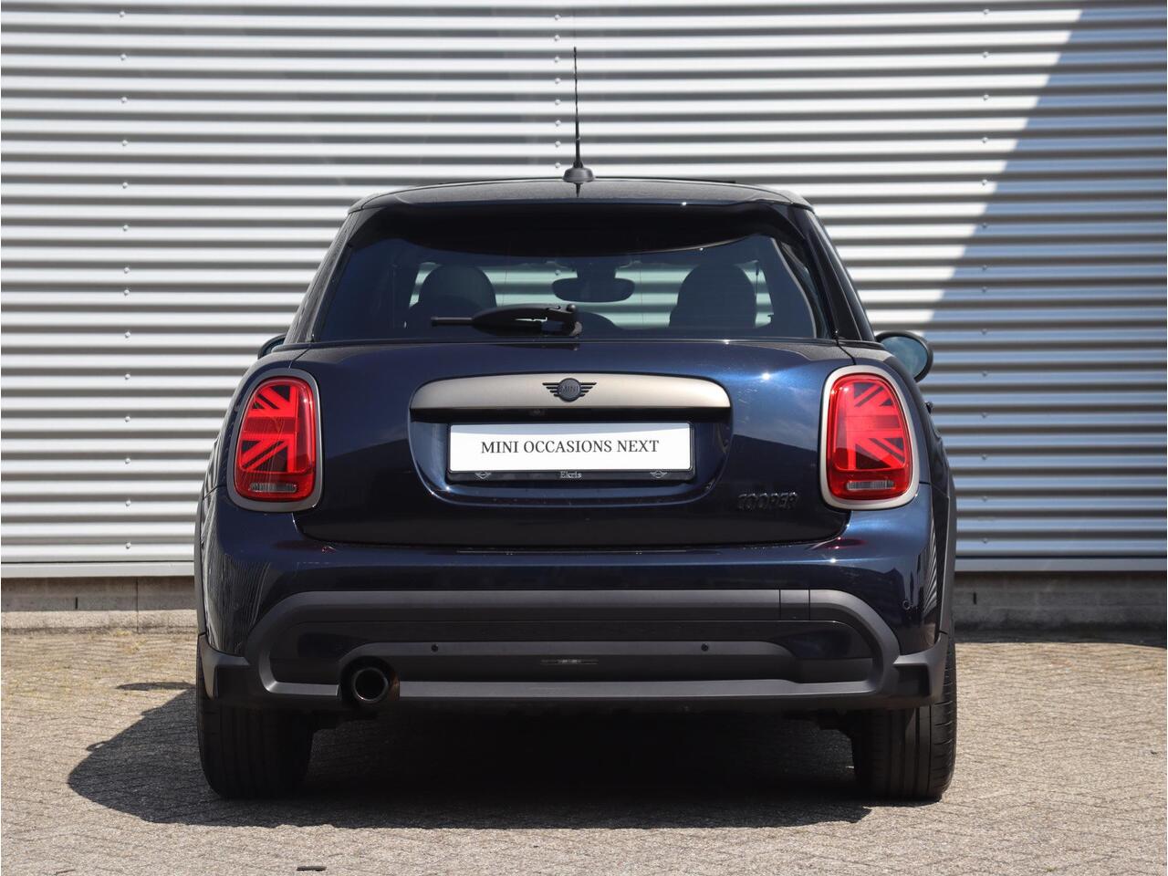 Mini COOPER 5-deurs | Resolute Edition + Panodak + Harman Kardon + Camera + Sportstoelen + Getint Glas + Apple Carplay + 18'' LMV