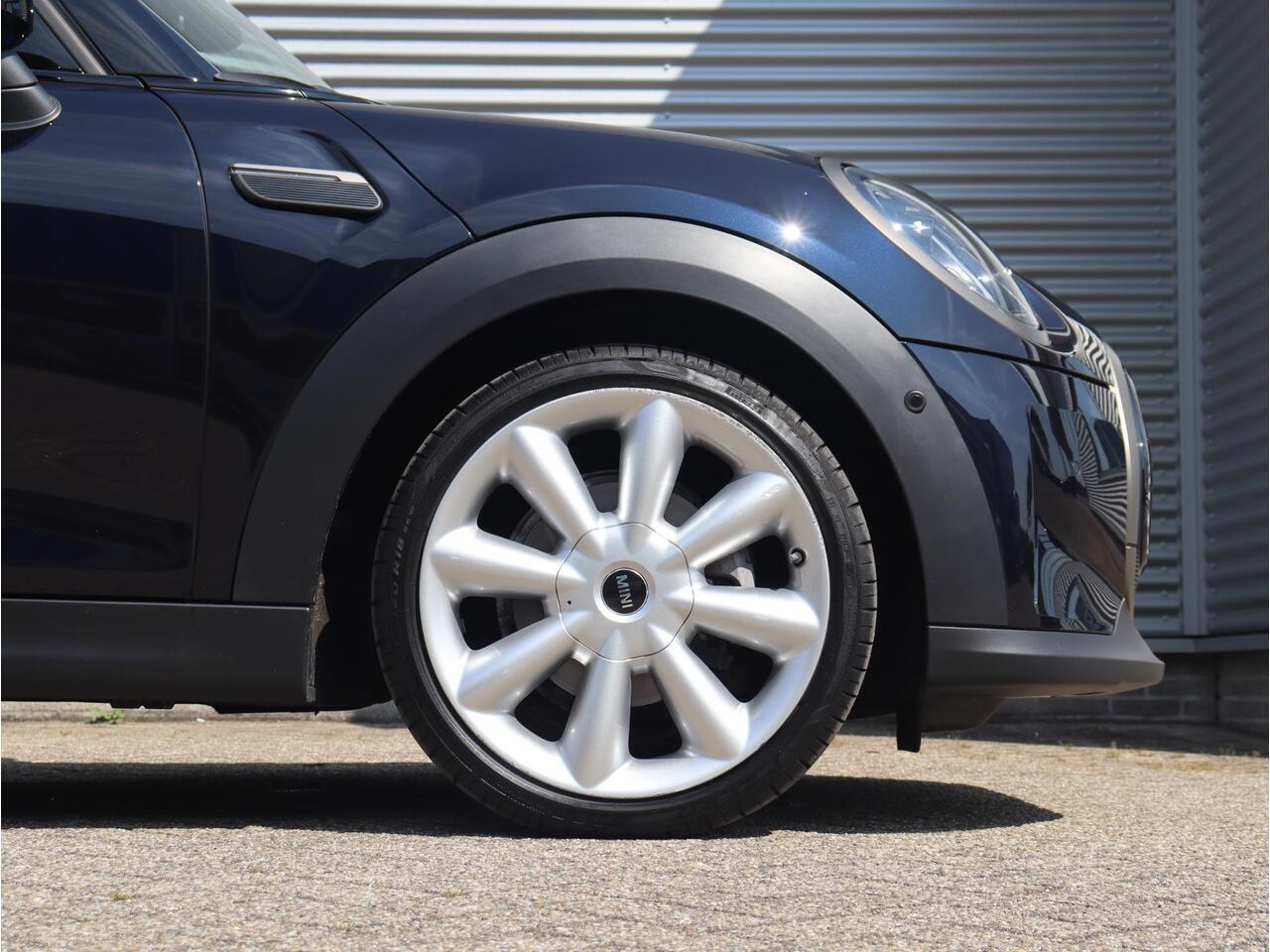 Mini COOPER 5-deurs | Resolute Edition + Panodak + Harman Kardon + Camera + Sportstoelen + Getint Glas + Apple Carplay + 18'' LMV