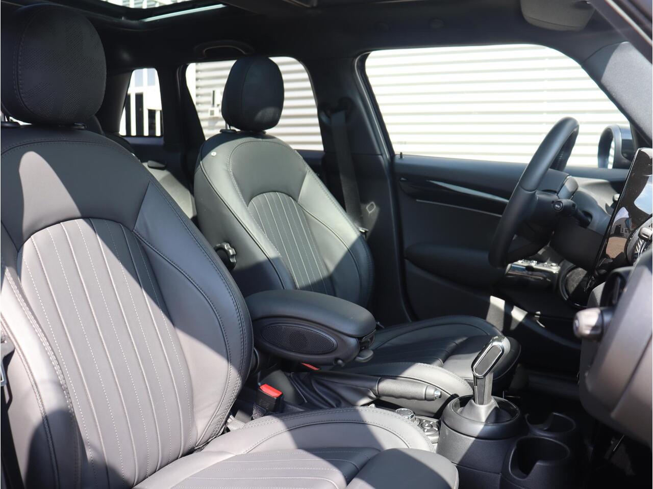 Mini COOPER 5-deurs | Resolute Edition + Panodak + Harman Kardon + Camera + Sportstoelen + Getint Glas + Apple Carplay + 18'' LMV