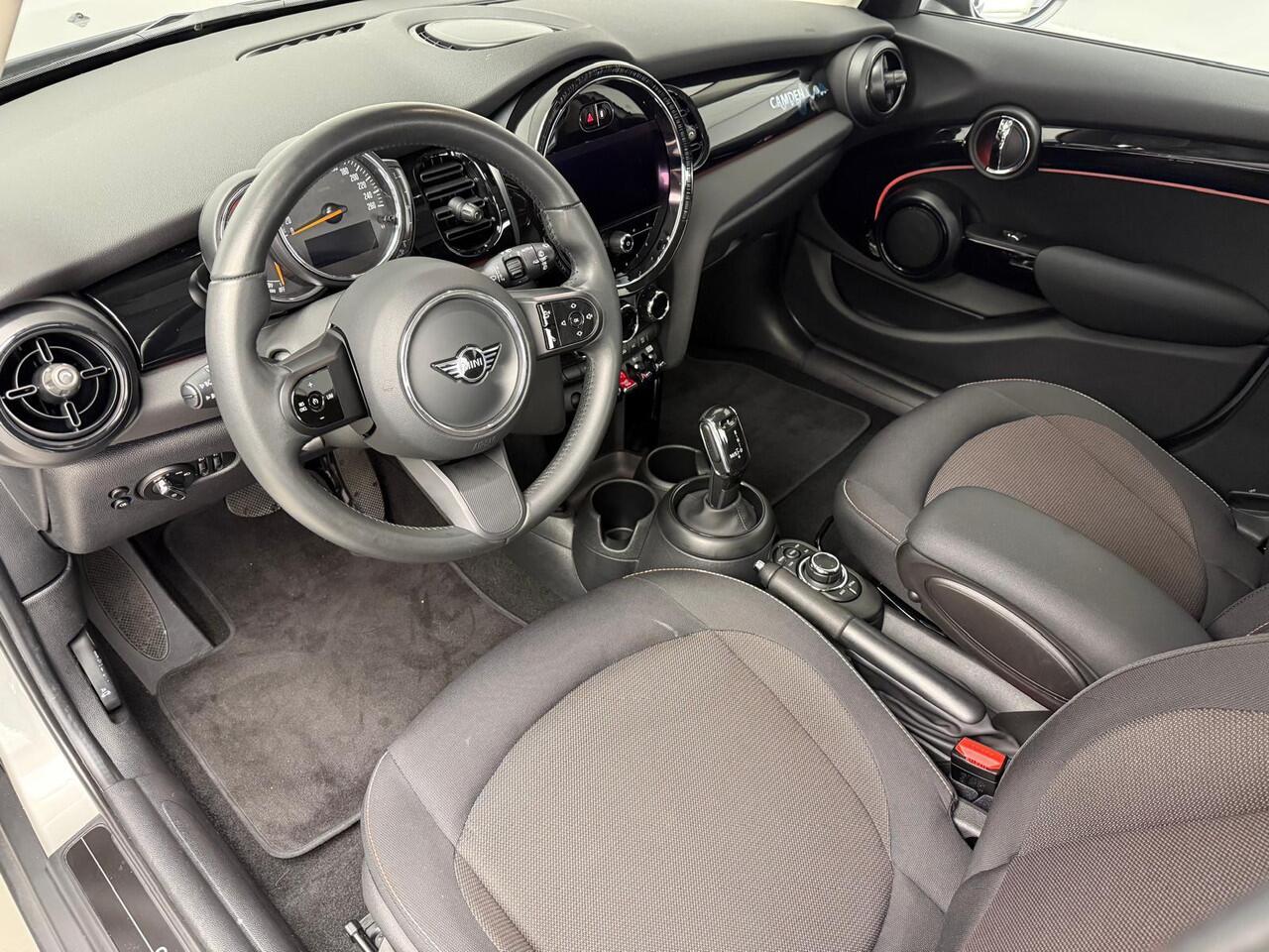 Mini COOPER 5-deurs Automaat / Climate / Cruise / PDC / LED / DAB / Navigatie / Alu wielen