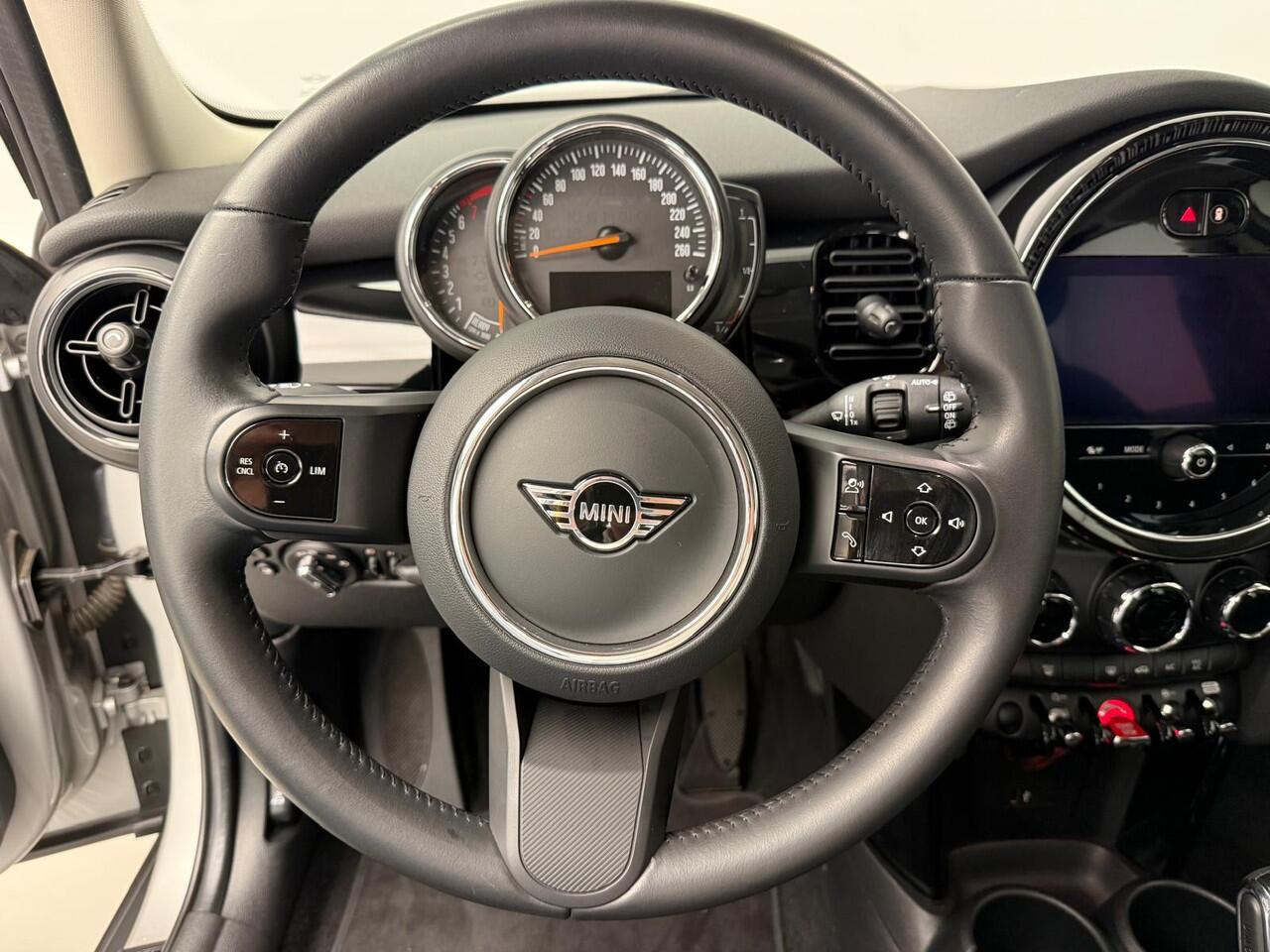 Mini COOPER 5-deurs Automaat / Climate / Cruise / PDC / LED / DAB / Navigatie / Alu wielen