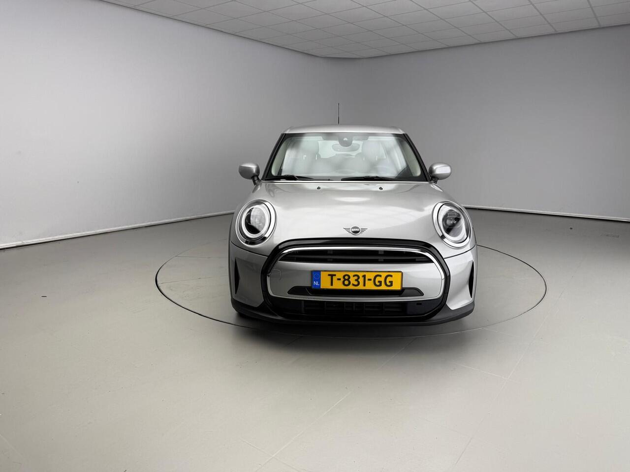 Mini COOPER 5-deurs Automaat / Climate / Cruise / PDC / LED / DAB / Navigatie / Alu wielen