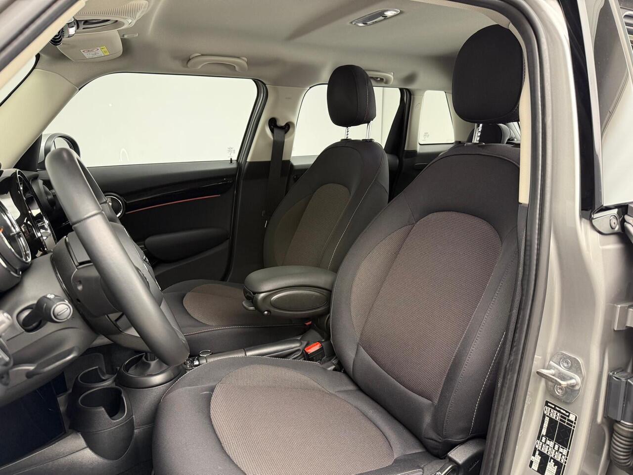 Mini COOPER 5-deurs Automaat / Climate / Cruise / PDC / LED / DAB / Navigatie / Alu wielen