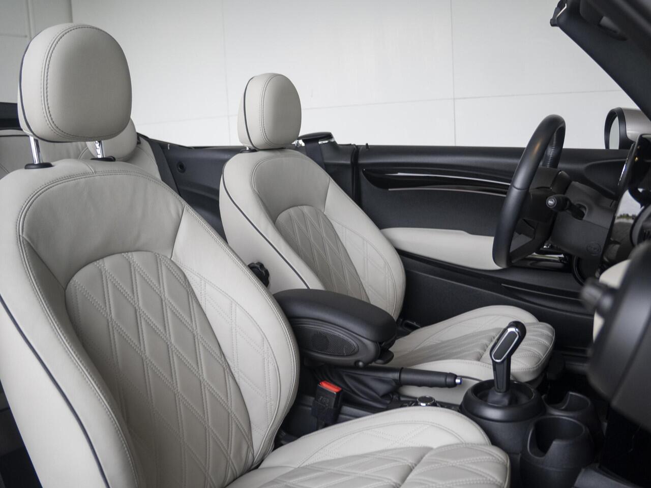 Mini COOPER Cabrio Aut. JCW pakket + Stoelverwarming + Carplay