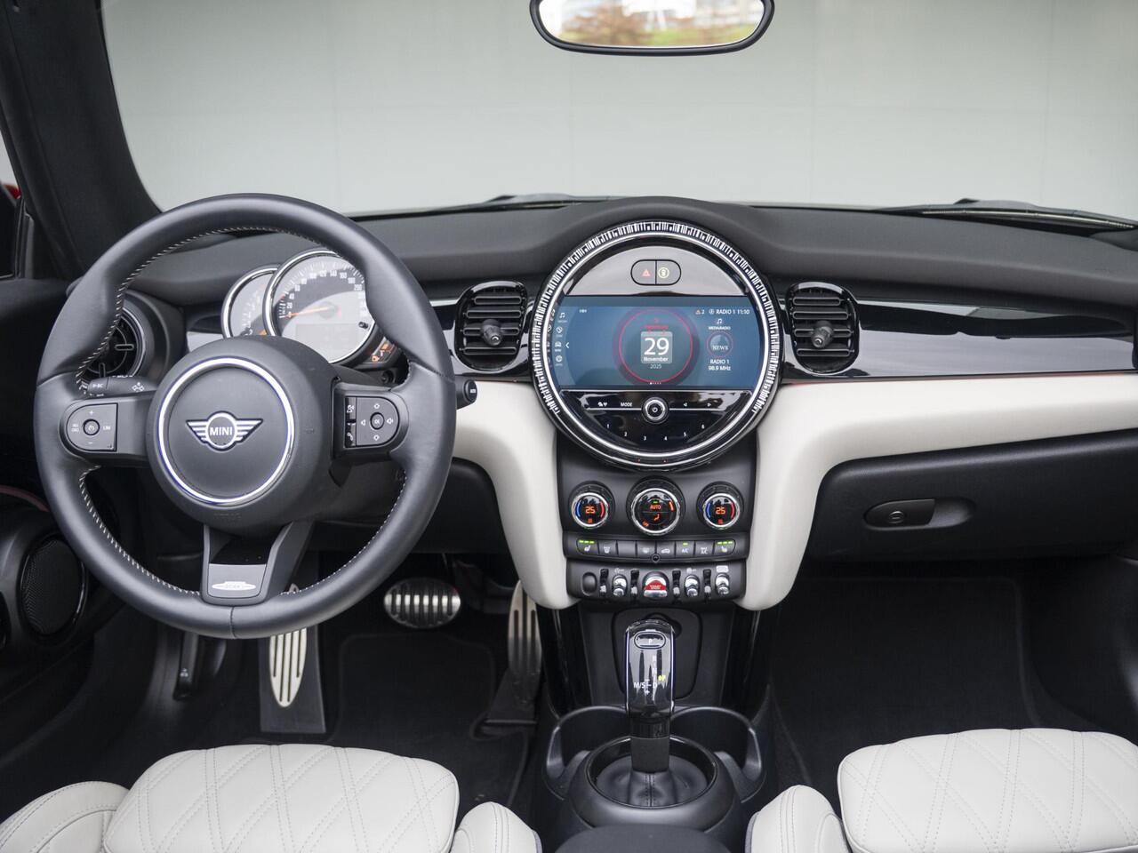 Mini COOPER Cabrio Aut. JCW pakket + Stoelverwarming + Carplay