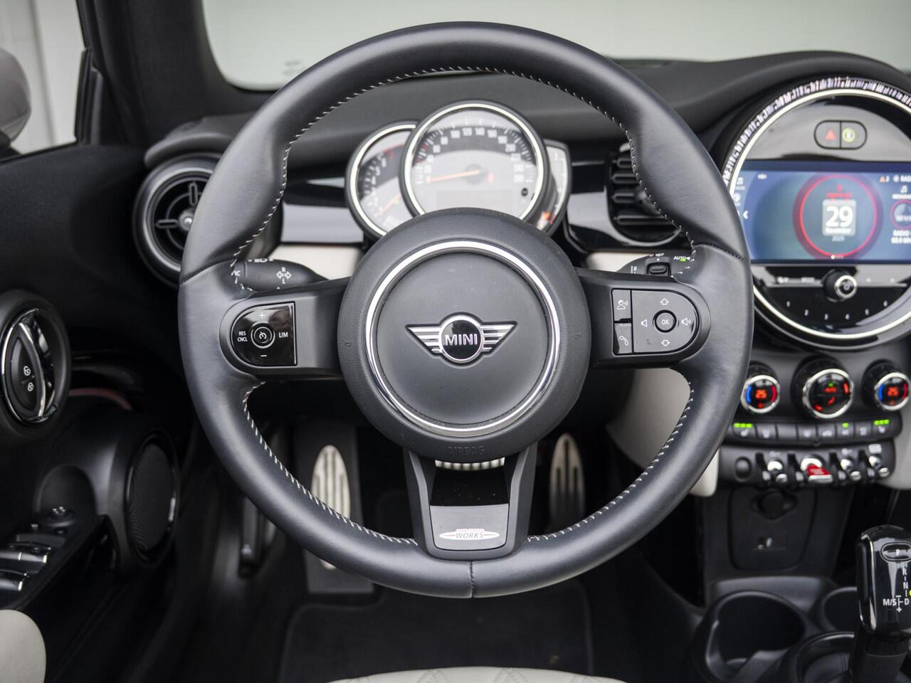 Mini COOPER Cabrio Aut. JCW pakket + Stoelverwarming + Carplay