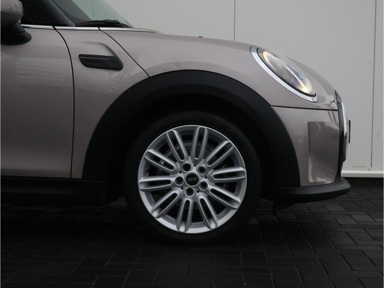 Mini COOPER Mini 1.5 Classic Sportstoelen/ Cruise Control/ LED-koplampen/ Navigatie/ Parkeer sensoren voor-achter