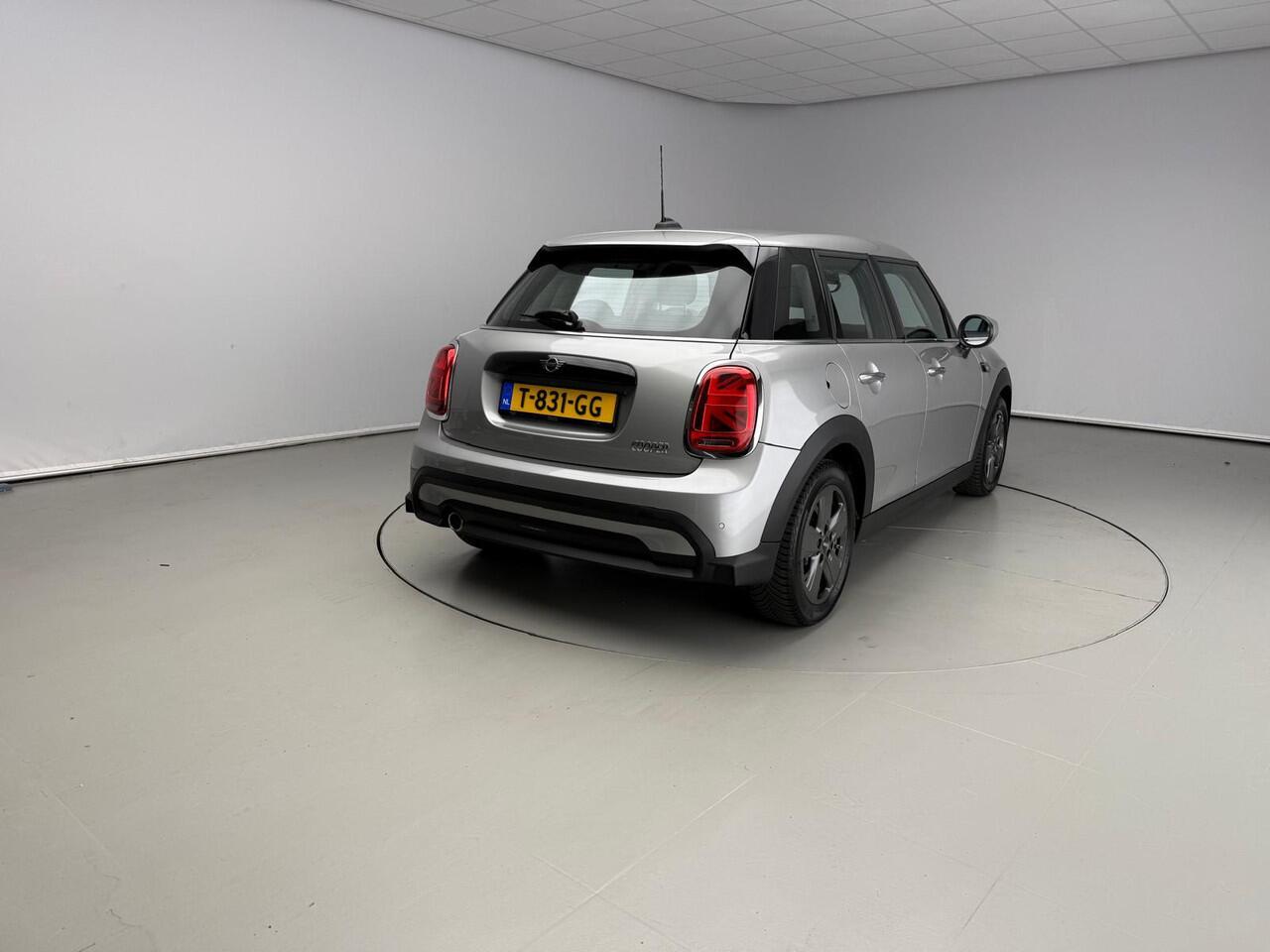 Mini COOPER 5-deurs / Automaat / Climate / Cruise / PDC / LED / DAB / Navigatie / Alu wielen