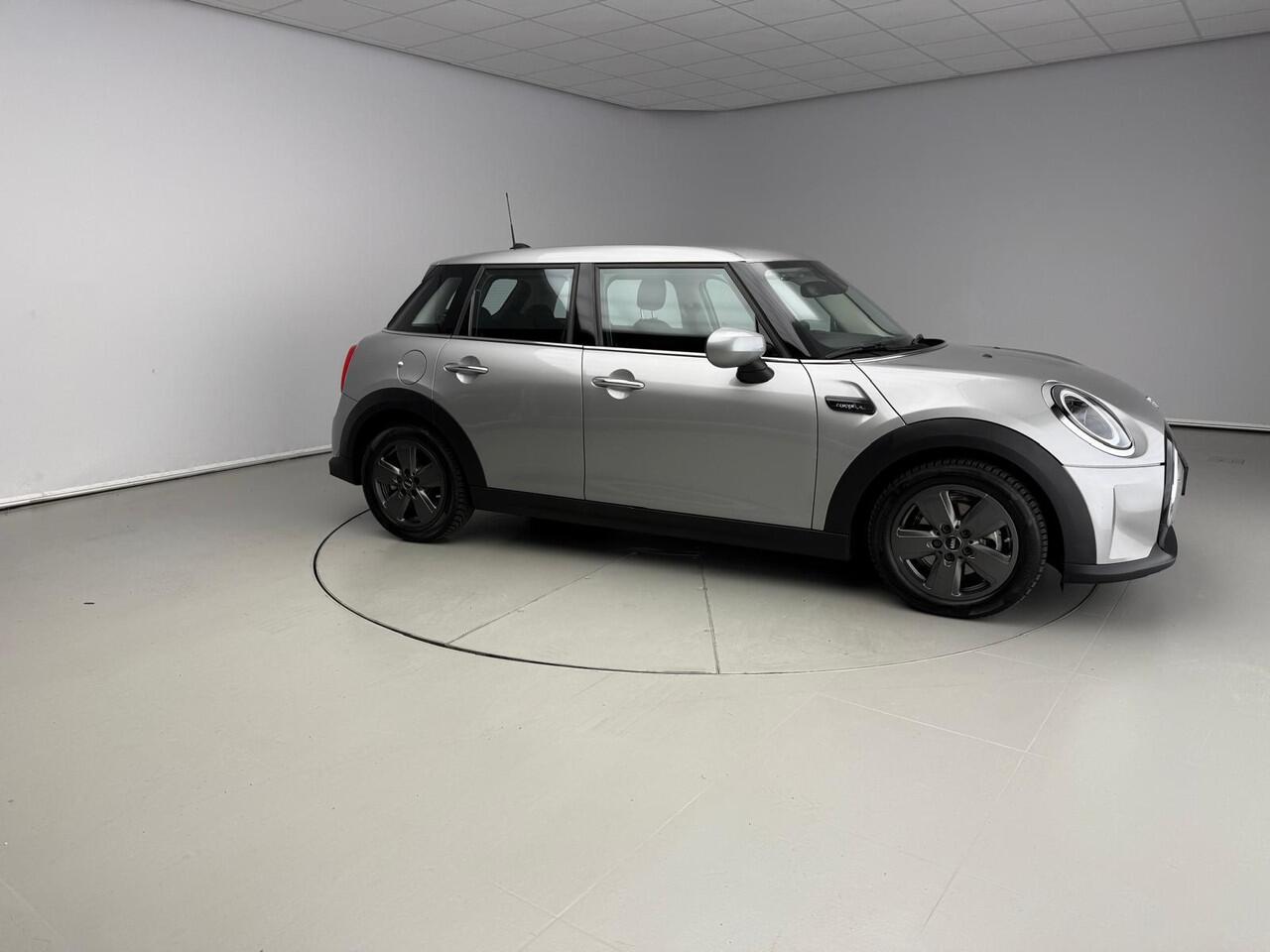 Mini COOPER 5-deurs / Automaat / Climate / Cruise / PDC / LED / DAB / Navigatie / Alu wielen
