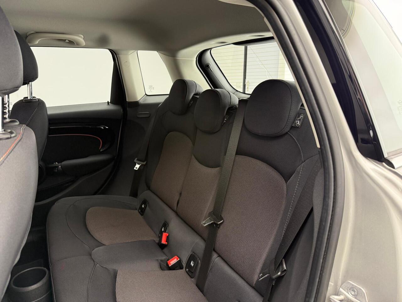 Mini COOPER 5-deurs / Automaat / Climate / Cruise / PDC / LED / DAB / Navigatie / Alu wielen