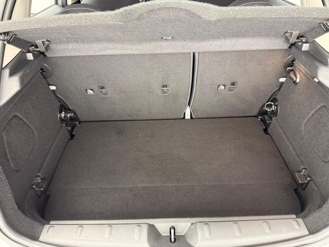 Mini COOPER 5-deurs / Automaat / Climate / Cruise / PDC / LED / DAB / Navigatie / Alu wielen