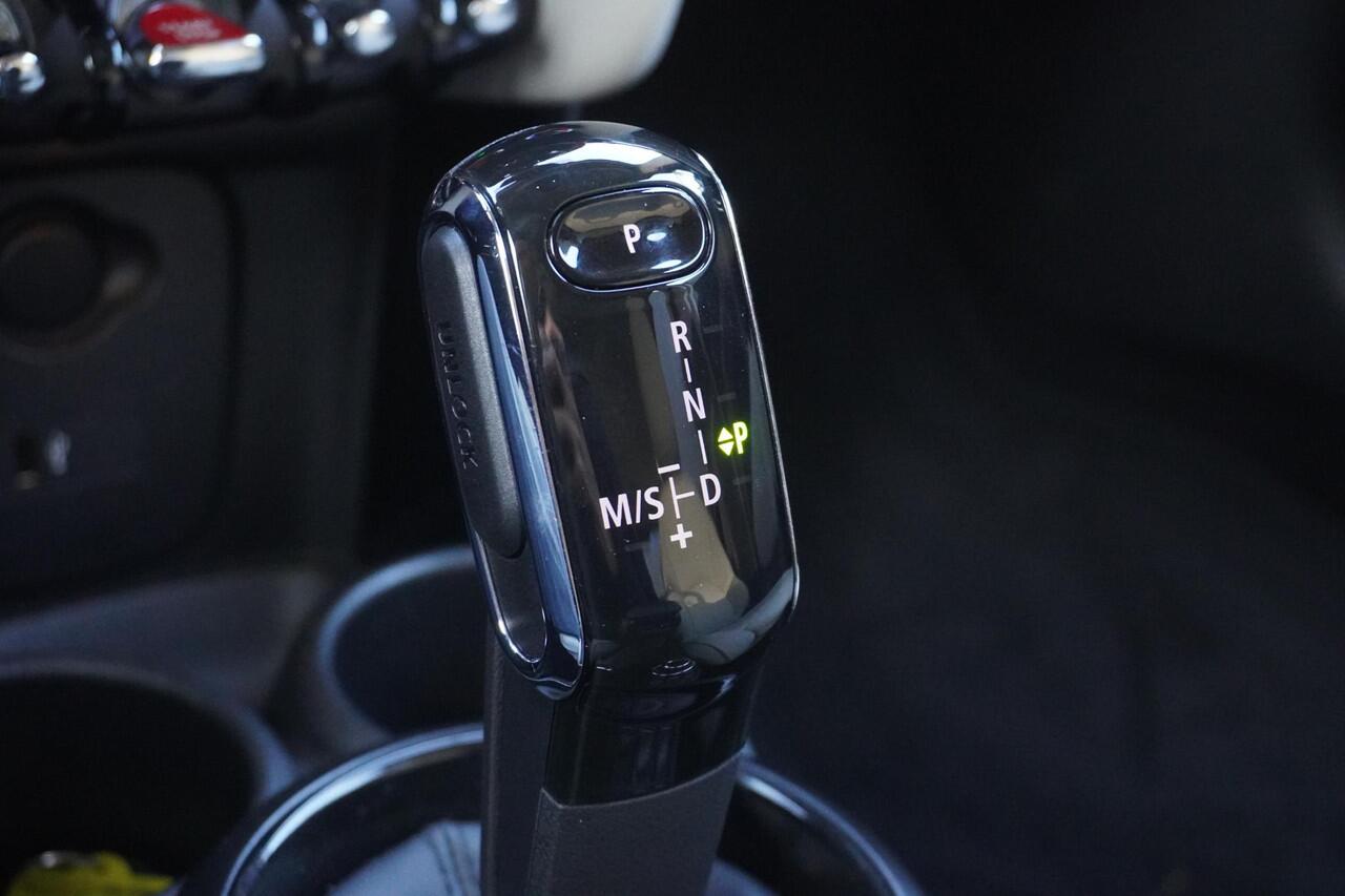 Mini COOPER 5-deurs C Classic Uitvoering | Leer Chester Satellite Grey | 16" LM Victory Spoke zwart | Park Distance Control achter (PDC) | LED-koplampen