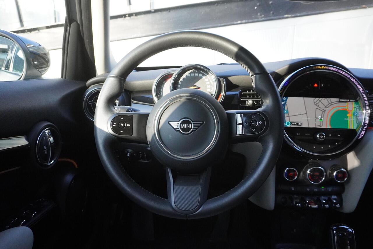 Mini COOPER 5-deurs C Classic Uitvoering | Leer Chester Satellite Grey | 16" LM Victory Spoke zwart | Park Distance Control achter (PDC) | LED-koplampen