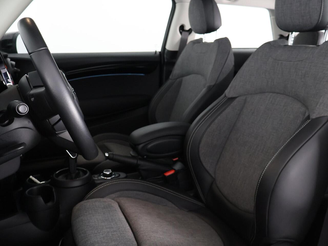 Mini COOPER Mini 1.5 Sports Classic Automaat | Apple Carplay & AndroidAUTO | Parkeersensoren | 1e eigenaar |