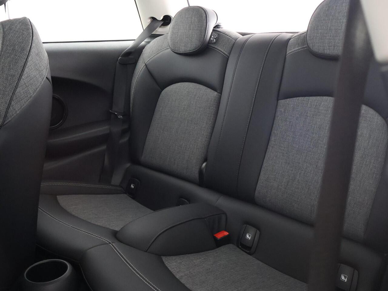 Mini COOPER Mini 1.5 Sports Classic Automaat | Apple Carplay & AndroidAUTO | Parkeersensoren | 1e eigenaar |