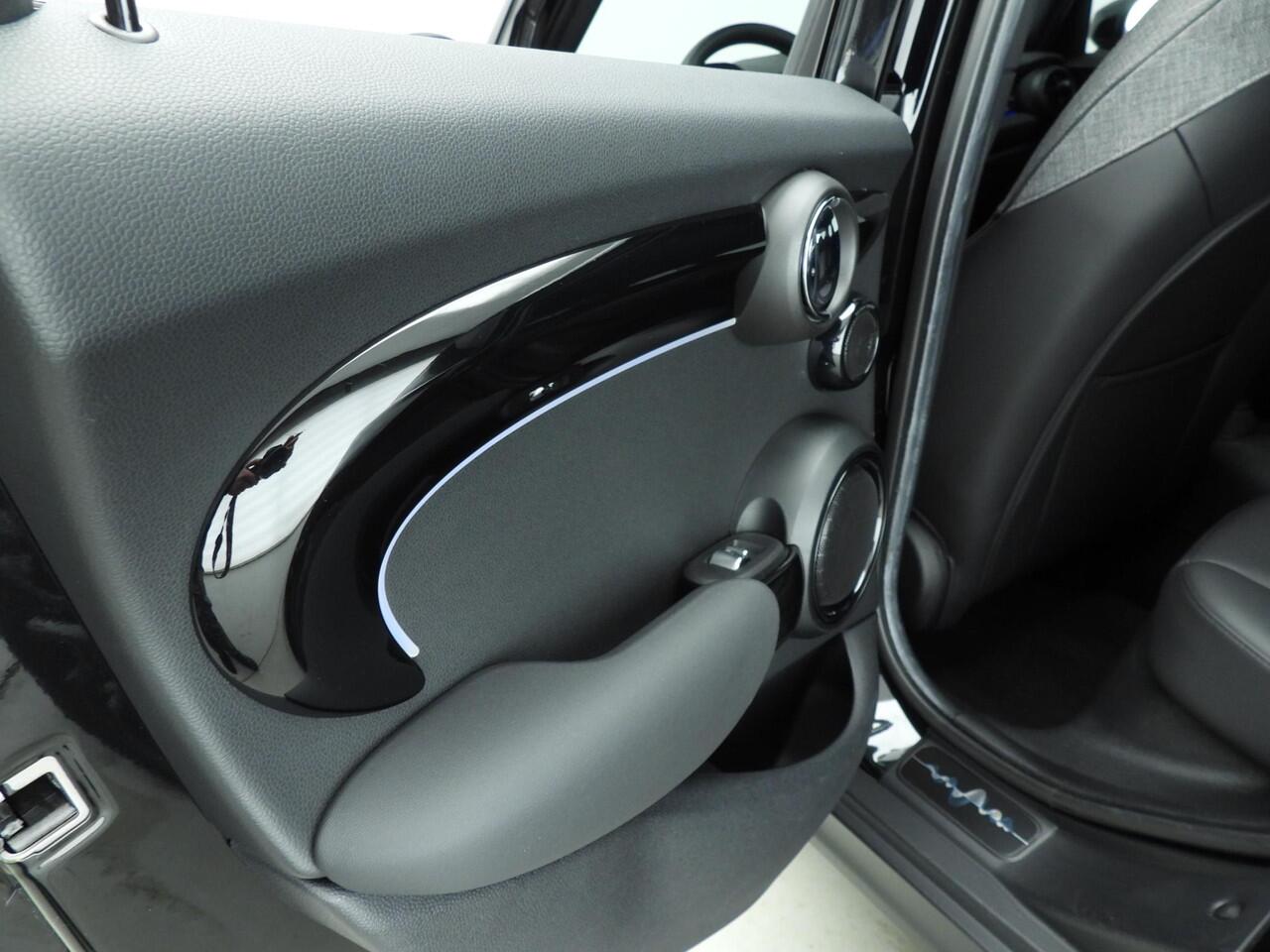 Mini COOPER 5-deurs | LED | HUD | Schuifdak | Sportstoelen | Keyles go | Stoelverwarming | DAB | Harman-kardon sound | Alu 16 inch