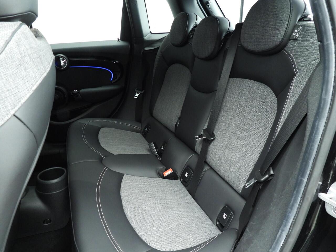 Mini COOPER 5-deurs | LED | HUD | Schuifdak | Sportstoelen | Keyles go | Stoelverwarming | DAB | Harman-kardon sound | Alu 16 inch