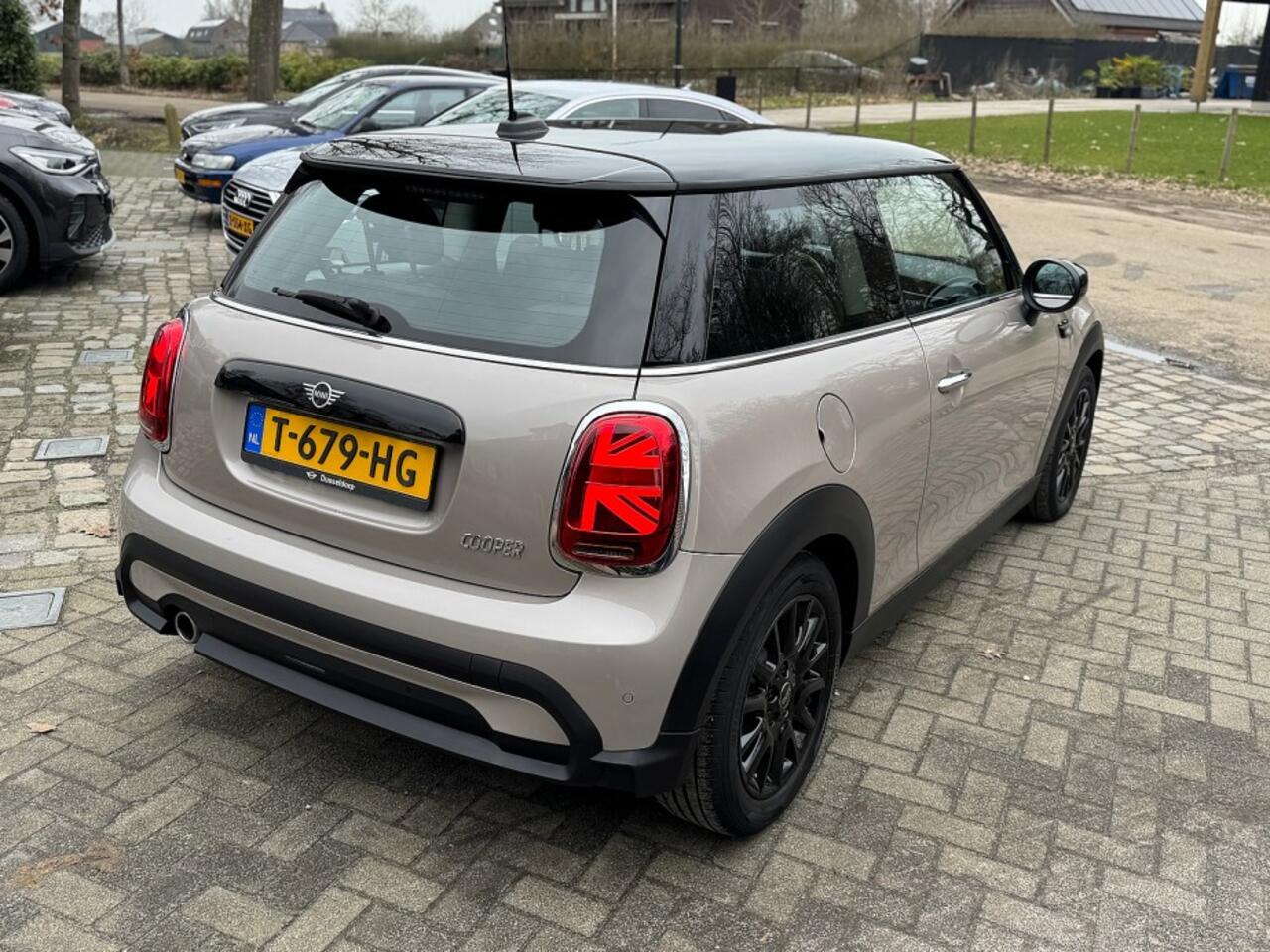 Mini COOPER 1.5 136pk autom Camden Edition 1/2leer,ecc,lmv,navi,pdc