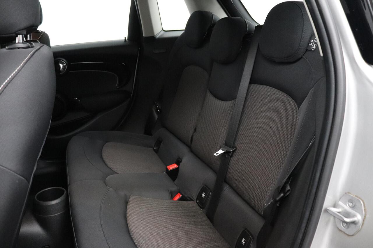 Mini COOPER 1.5 Classic | Navigatie | Climate Control | PDC |