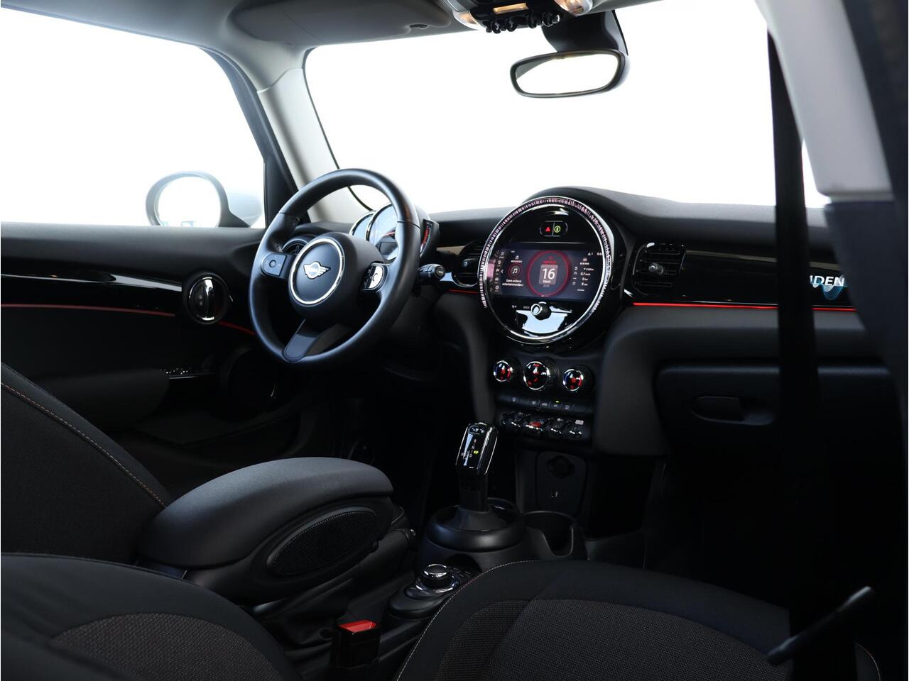 Mini COOPER Mini 1.5 Camden Edition / PDC / Climate Control / Navigatie / LED / 16'' LM / Lentevoordeel