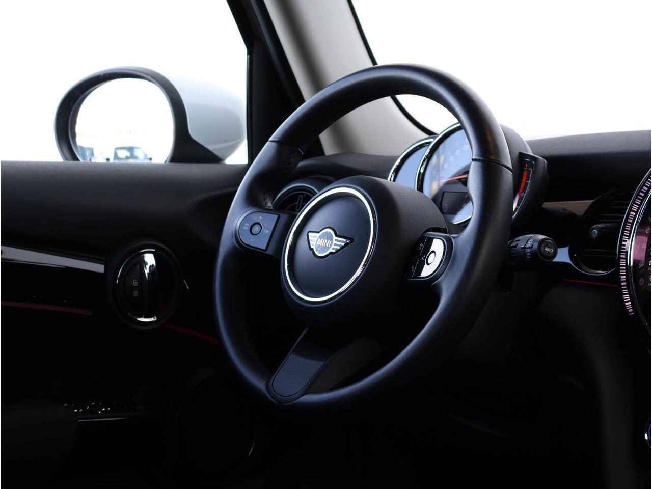 Mini COOPER Mini 1.5 Camden Edition / PDC / Climate Control / Navigatie / LED / 16'' LM / Lentevoordeel