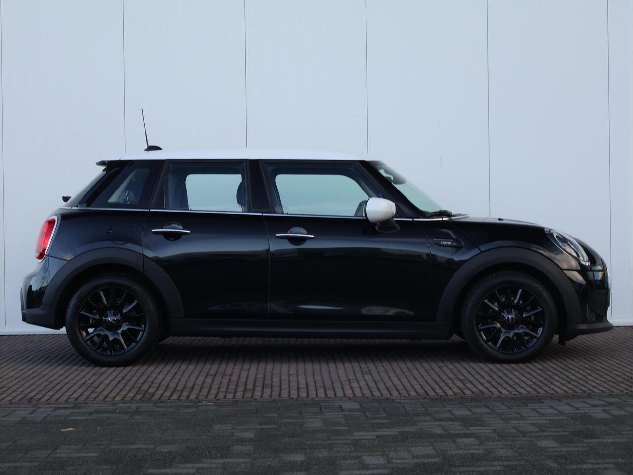 Mini COOPER Mini 1.5 Camden Edition / PDC / Climate Control / Navigatie / LED / 16'' LM / Lentevoordeel