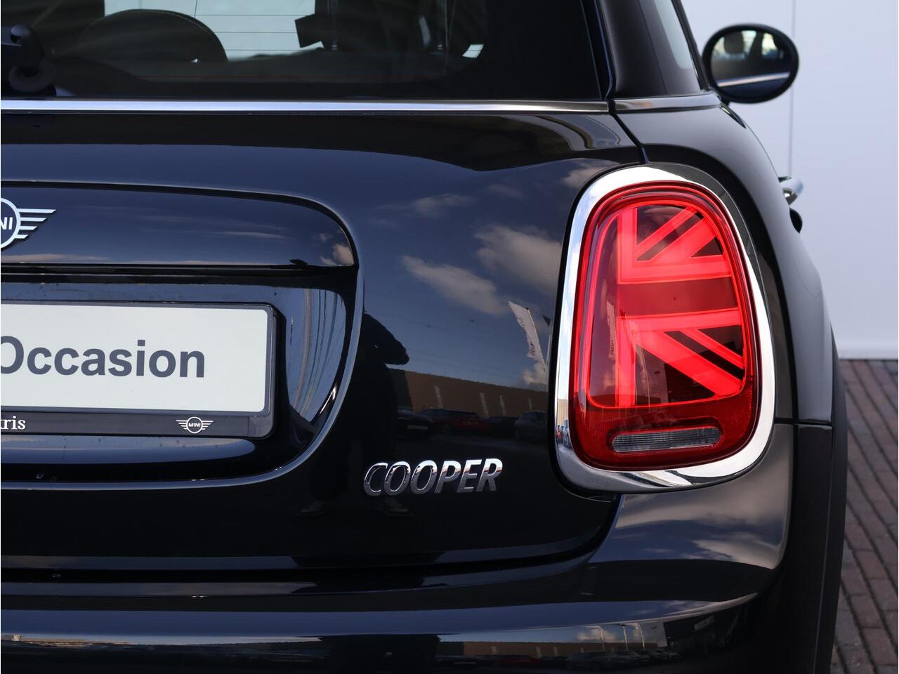 Mini COOPER Mini 1.5 Camden Edition / PDC / Climate Control / Navigatie / LED / 16'' LM / Lentevoordeel
