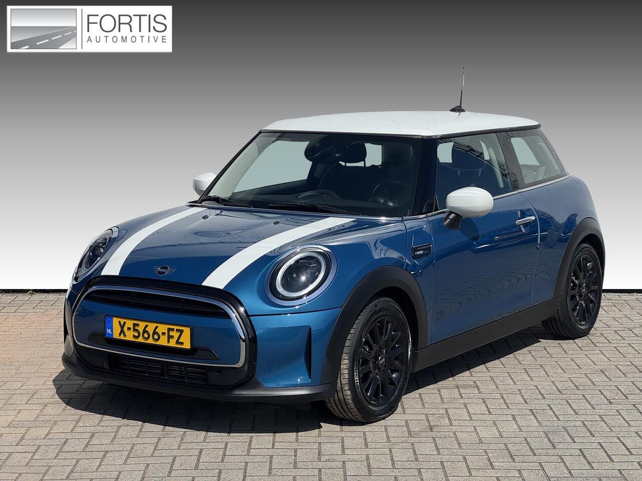 Mini COOPER Mini 1.5 Camden Edition NL-AUTO | LAGE KM STAND | NAVI | 1/2 LEDER