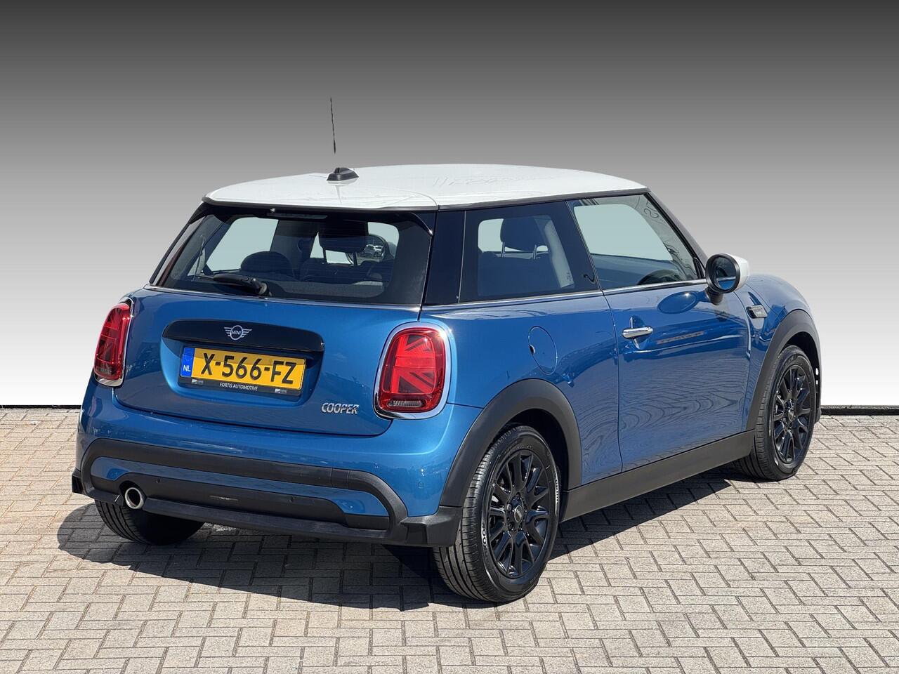 Mini COOPER Mini 1.5 Camden Edition NL-AUTO | LAGE KM STAND | NAVI | 1/2 LEDER