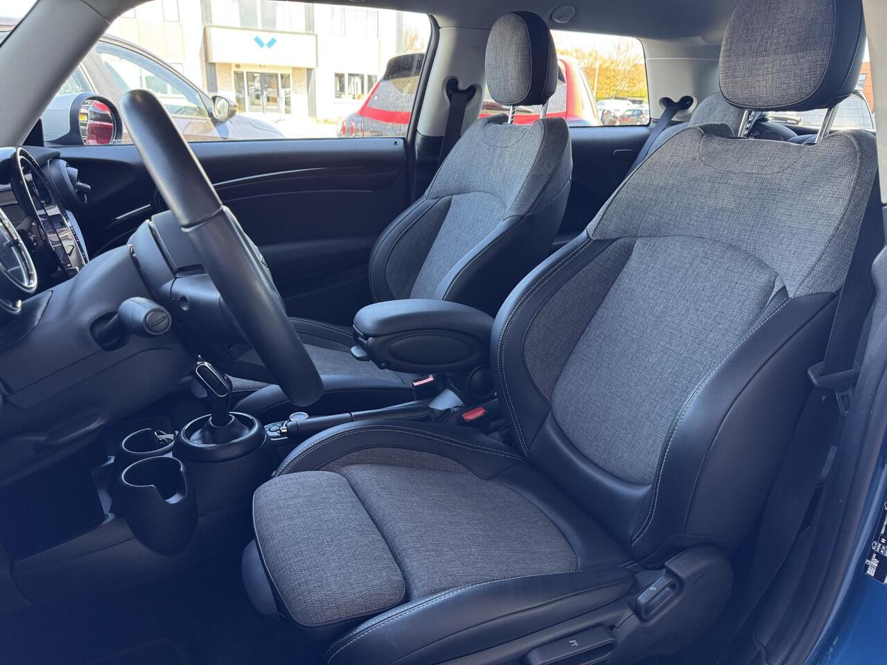 Mini COOPER Mini 1.5 Camden Edition NL-AUTO | LAGE KM STAND | NAVI | 1/2 LEDER