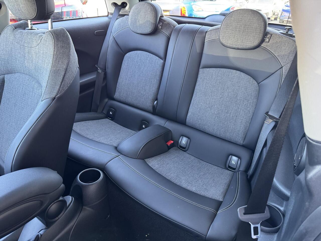 Mini COOPER Mini 1.5 Camden Edition NL-AUTO | LAGE KM STAND | NAVI | 1/2 LEDER