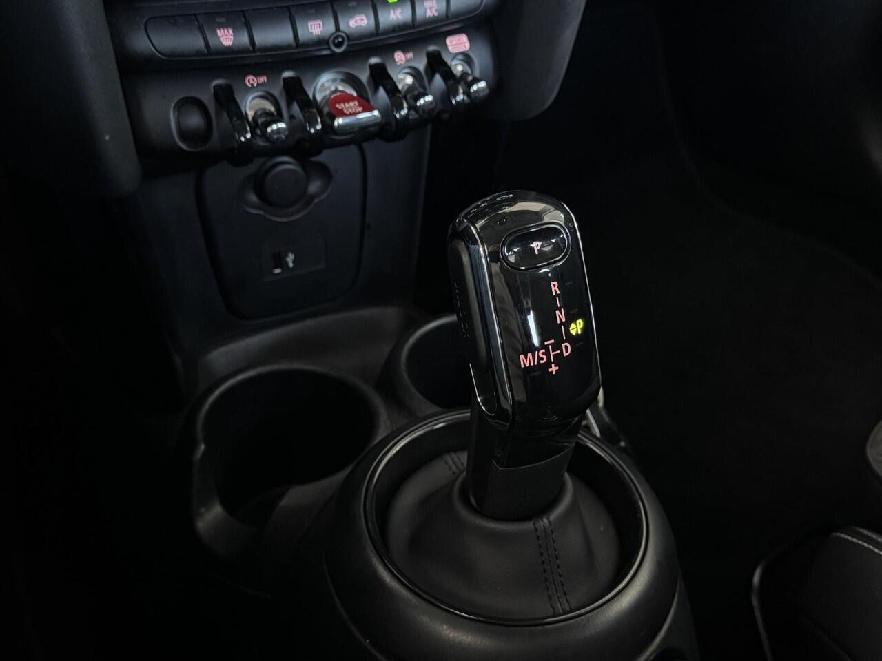Mini COOPER Mini 1.5 Camden Edition NL-AUTO | LAGE KM STAND | NAVI | 1/2 LEDER