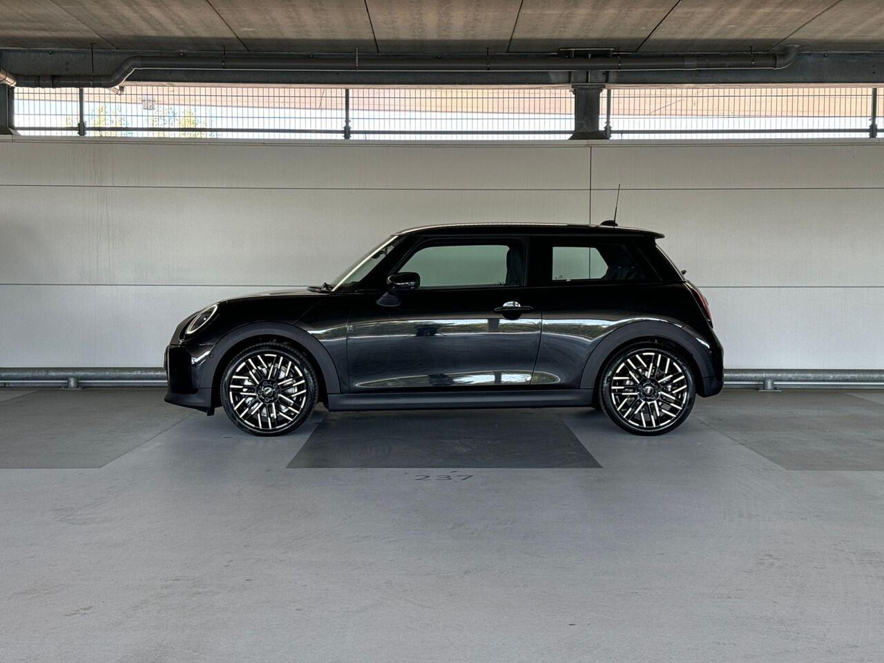 Mini COOPER 3-deurs 1.5 Cooper C Favoured S MINI Cooper 3-deurs 1.5 Cooper C Favoured | Pakket S | Dak in carrosseriekleur