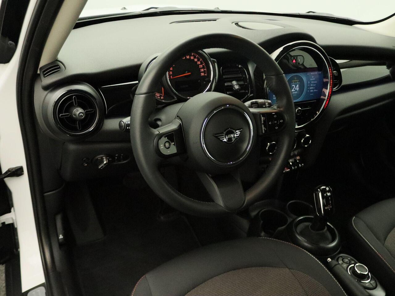 Mini COOPER 5-deurs Classic + Balance Pack + PDC Achter + LED Koplampen + DAB + 16''