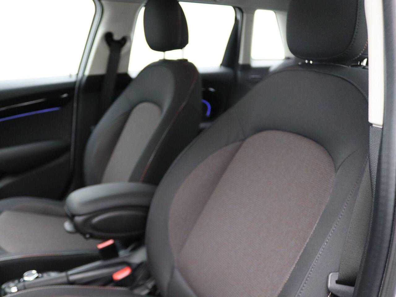 Mini COOPER 5-deurs Classic + Balance Pack + PDC Achter + LED Koplampen + DAB + 16''