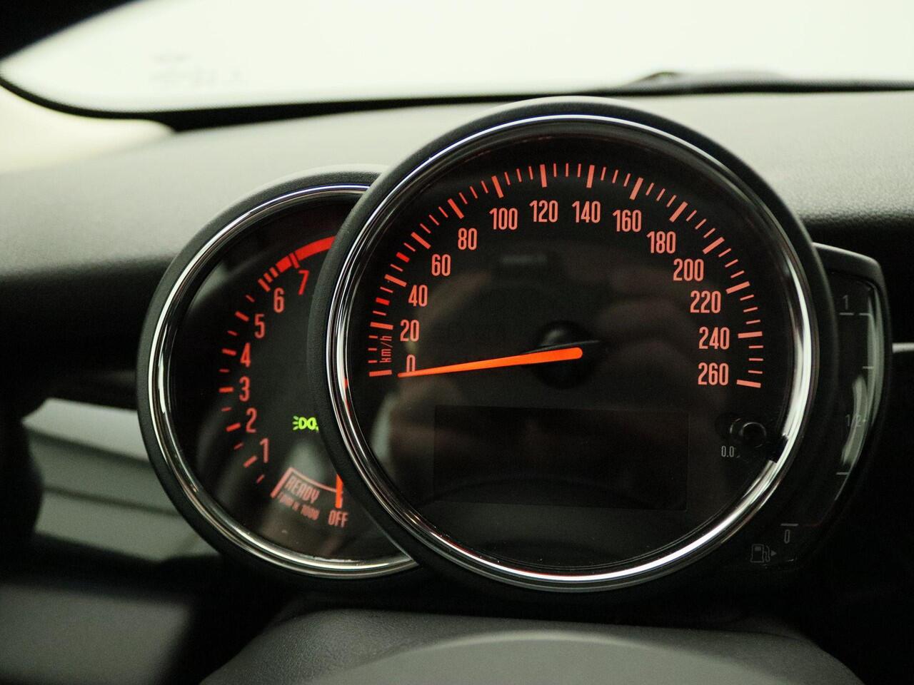 Mini COOPER 5-deurs Classic + Balance Pack + PDC Achter + LED Koplampen + DAB + 16''