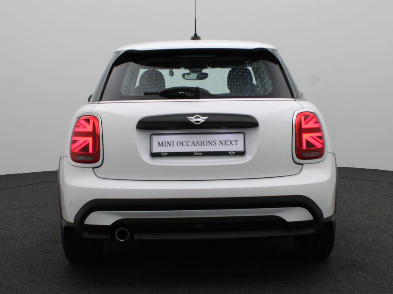 Mini COOPER 5-deurs Classic + Balance Pack + PDC Achter + LED Koplampen + DAB + 16''